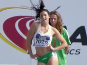 La campionessa Michelle Jenneke e i suoi esercizi di riscaldamento "particolari"